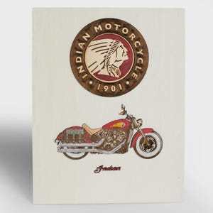 Puede incluir: Una obra de arte de madera con el logotipo de Indian Motorcycle y una ilustración de una motocicleta roja y marrón. El logotipo es un círculo marrón con las palabras "Indian Motorcycle 1901" y un perfil nativo americano. La moto es roja.