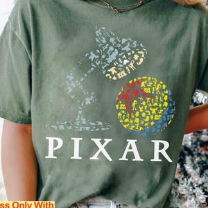 Disney Pixar-logotyp T-shirt, Disneyland Resort-familjeresa, Toy Story Land-t-shirt, Monster Inc., Inside Out, Pixar Fest Pals Playtime Party 2026 bild 1