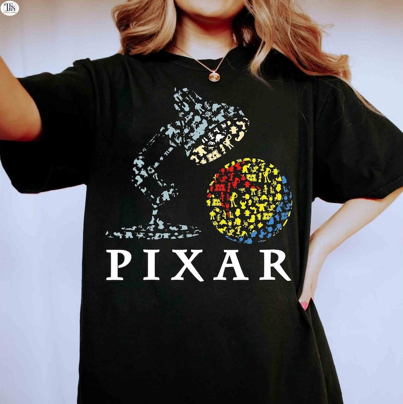 Disney Pixar-logotyp T-shirt, Disneyland Resort-familjeresa, Toy Story Land-t-shirt, Monster Inc., Inside Out, Pixar Fest Pals Playtime Party 2026 bild 2