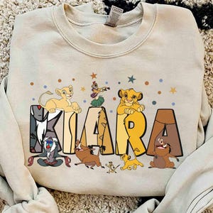 Koszulka z imieniem i nazwiskiem Disneya z postaciami Króla Lwa, koszulka dla małych dzieci Hakuna Matata, prezent Disneyland, spersonalizowana koszulka Disney Simba Timon Pumba