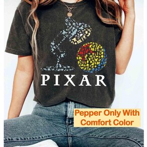 Disney Pixar-logotyp T-shirt, Disneyland Resort-familjeresa, Toy Story Land-t-shirt, Monster Inc., Inside Out, Pixar Fest Pals Playtime Party 2026 bild 3