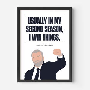 Könnte beinhalten: Ein gerahmter Druck mit dem Text "USUALLY IN MY SECOND SEASON, I WIN THINGS." unter einer Grafik eines Mannes im Anzug mit erhobener Faust. Der Druck ist in einem schwarzen Rahmen und enthält den Text "- ANGE POSTECOGLOU, 2024."