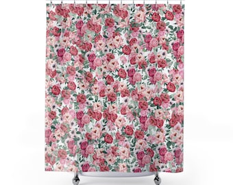 Op de afbeelding: Een douchegordijn met een bloemenpatroon met roze en rode rozen op een witte achtergrond.