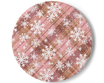 Peut inclure: Un objet décoratif rond avec un motif à carreaux rose et marron. Des flocons de neige blancs sont dispersés sur la surface. Thème hivernal ou de vacances.