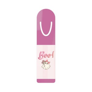 Peut inclure: Marque-page violet avec un haut arrondi et une découpe incurvée blanche. La section inférieure présente un fond rayé rose et blanc avec le mot "Boo!" en cursive et un fantôme de dessin animé tenant des fleurs.