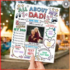 Op de afbeelding: Een gepersonaliseerde Vaderdagprint met de tekst "All About My Dad!" en ruimte voor aangepaste details. Bevat een fotolijst, tekstballonnen en gebieden voor favoriete dingen en herinneringen. De print wordt door een persoon vastgehouden.