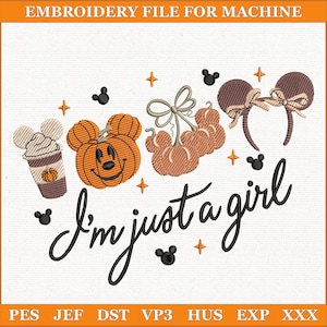 Op de afbeelding: Een borduurontwerp met een pompoenvormige Mickey Mouse, een koffiekopje en een hoofdband met strikken. De zin "I'm just a girl" is cursief geschreven. Het ontwerp bevat oranje sterren en Mickey Mouse silhouetten.