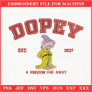 Può includere: Un file di ricamo con la parola "DOPEY" in rosso, arcuata sopra un'illustrazione del personaggio. Sotto, le parole "EST. 1937" e "A KINGDOM FAR AWAY". I formati dei file sono elencati in basso.