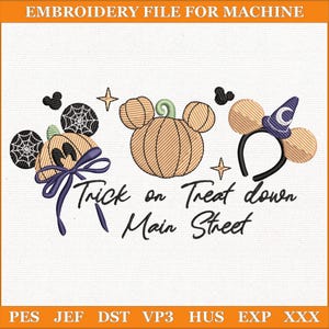 Puede incluir: Un diseño de archivo de bordado con elementos de Halloween. El diseño incluye orejas de Mickey Mouse con forma de calabaza, telarañas y el texto "Trick on Treat down Main Street". El diseño es en naranja, negro y morado.