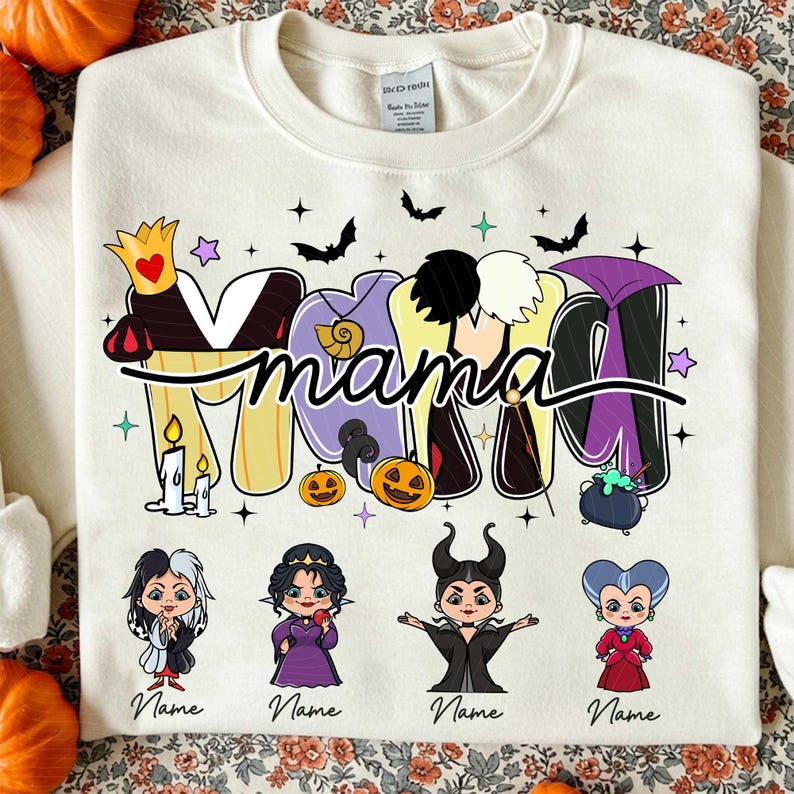 Peut inclure: Sweat-shirt cr&egrave;me avec le mot "mama" dans un design color&eacute; et caricatural. Les lettres sont d&eacute;cor&eacute;es d'images de m&eacute;chants Disney, de citrouilles, de chauves-souris et d'&eacute;toiles. En dessous du mot "mama", quatre images de m&eacute;chants Disney avec le mot "Name" en dessous.
