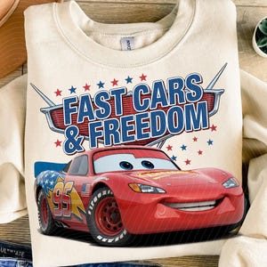 Divertente filmato del 4 luglio con un'auto in formato PNG, Cartone animato per il Giorno dell'Indipendenza, Maglietta per bambini in formato PNG, Auto da corsa patriottica degli Stati Uniti, Design di maglietta americana per ragazzi e ragazze
