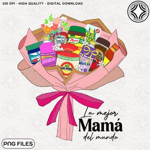 Könnte beinhalten: Ein rosa-brauner Blumenstrauß mit einem rosa Band. Der Strauß besteht aus verschiedenen Lebensmitteln, darunter Ketchup, Tomatensauce und andere Konserven. Der Text "La mejor, Mamá del mundo" ist in Schwarz am unteren Rand des Bildes geschrieben.