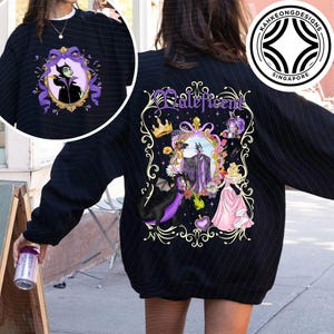 Puede incluir: Sudadera negra con un gr&aacute;fico colorido de Mal&eacute;fica y otros personajes. El dise&ntilde;o incluye un marco dorado, una corona y la palabra "Mal&eacute;fica" en morado. La sudadera tiene cuello redondo y mangas largas.