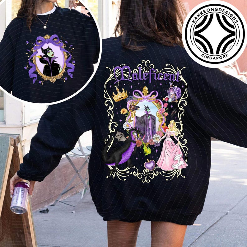 Puede incluir: Sudadera negra con un gr&aacute;fico colorido de Mal&eacute;fica y otros personajes. El dise&ntilde;o incluye un marco dorado, una corona y la palabra "Mal&eacute;fica" en morado. La sudadera tiene cuello redondo y mangas largas.