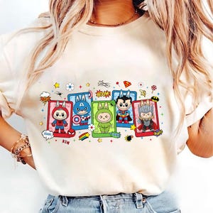Créations tendance de personnages de dessins animés roses, cadeau parfait pour les enfants, dessins animés rigolos png, personnages de poupées de super-héros png, chemise enfant dessin animé png