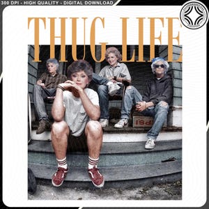 Puede incluir: Una imagen humorística de tres mujeres sentadas en los escalones de un porche, con la palabra "THUG LIFE" en letras grandes amarillas en la parte superior de la imagen. Las mujeres visten ropa informal, y una de ellas lleva una camiseta blanca y zapatillas rojas.