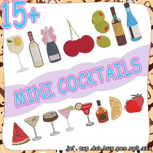 Puede incluir: Ilustración de diseños de cócteles bordados, incluyendo copas de Martini, botellas y frutas. El texto "15+ MINI COCKTAILS" se muestra en rosa y azul. Fondo beige claro con un patrón marrón.