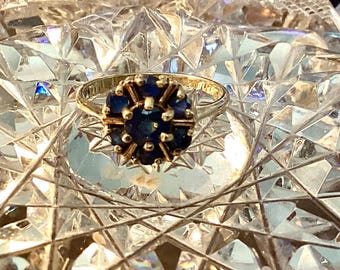Anillo vintage de oro de 9 quilates con zafiros y múltiples piedras.