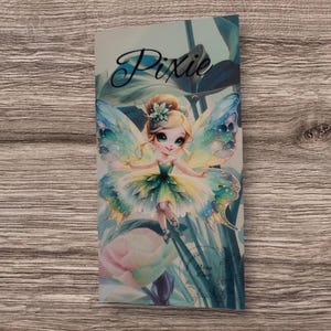 Könnte beinhalten: Eine fantasievolle Illustration einer Fee mit grünen Flügeln und einem grünen Kleid, mit dem Wort "Pixie" darüber geschrieben. Die Fee ist von grünen Blättern und Blumen umgeben.