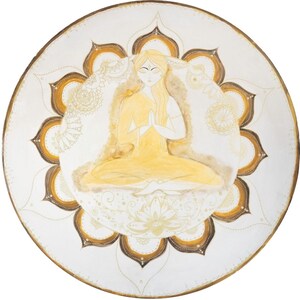 Puede incluir: Una impresión artística digital enmarcada que presenta una figura sentada en posición de meditación, en tonos amarillos y dorados. La obra de arte está sobre un fondo blanco con un borde decorativo. El marco es dorado. El texto en la parte inferior dice "Arte digital Descarga el Diseño e Imprimelo en Casa."