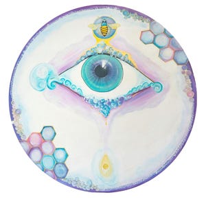 以下が含まれることがあります： 青い虹彩を持つ様式化された目を特徴とする額入りのデジタルアートプリント。蜂とハニカムのモチーフを備えた円形デザインで囲まれています。アートワークは金色のフレームに入っており、下部にテキストがあります。