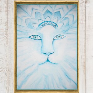 Puede incluir: Pintura de acuarela enmarcada de la cara de un león en tonos azules. El león tiene un diseño de corona sobre su cabeza. El marco es dorado con un borde azul. La imagen incluye texto en la parte inferior.