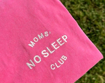 Moms No Sleep Club T-Shirt: Tired Mom Gift, Fun Mama T-Shirt
