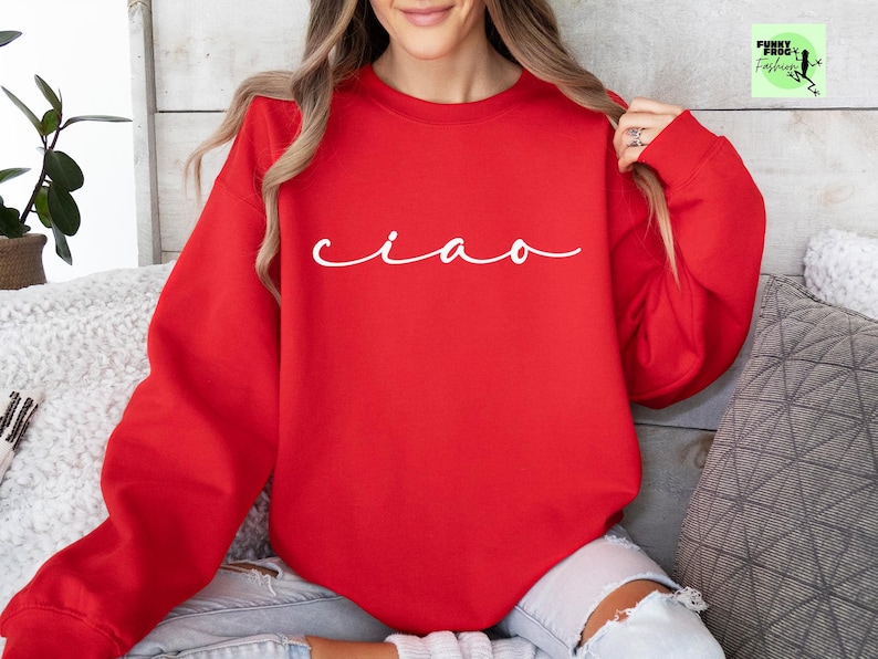 K&ouml;nnte beinhalten: Roter Pullover mit dem Wort "ciao" in wei&szlig;er Kursivschrift.