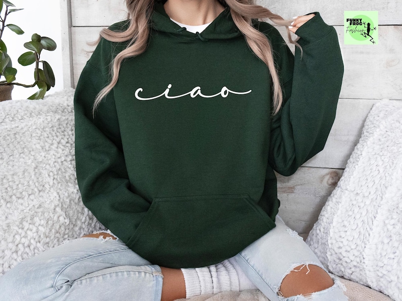 K&ouml;nnte beinhalten: Ein dunkelgr&uuml;ner Kapuzenpullover mit dem Wort "ciao" in wei&szlig;er Kursivschrift auf der Vorderseite.