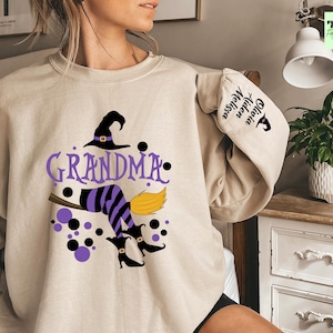 Felpa personalizzata per Halloween con la strega della nonna, felpa per Halloween con la nonna e i nipoti, maglietta della nonna con il nome sulla manica, regalo di Halloween per la mamma