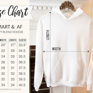 K&ouml;nnte beinhalten: Gr&ouml;&szlig;entabelle f&uuml;r einen wei&szlig;en Hoodie mit dem Text "SMART & AF HEAVY BLEND HOODIE". Die Tabelle zeigt die Ma&szlig;e in Zoll f&uuml;r Breite, L&auml;nge und &Auml;rmell&auml;nge f&uuml;r die Gr&ouml;&szlig;en S bis 5XL.