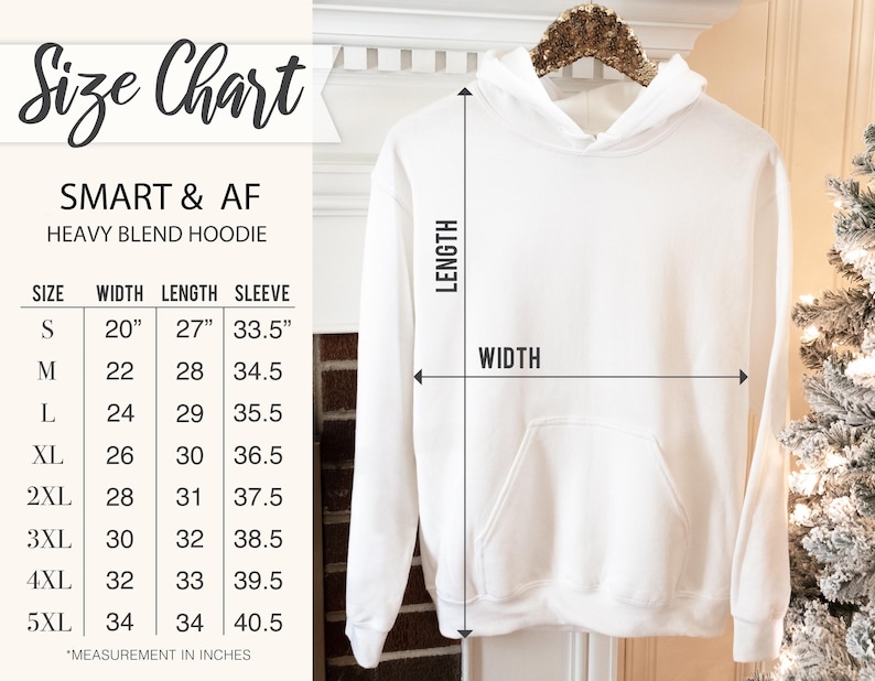 K&ouml;nnte beinhalten: Gr&ouml;&szlig;entabelle f&uuml;r einen wei&szlig;en Hoodie mit dem Text "SMART & AF HEAVY BLEND HOODIE". Die Tabelle zeigt die Ma&szlig;e in Zoll f&uuml;r Breite, L&auml;nge und &Auml;rmell&auml;nge f&uuml;r die Gr&ouml;&szlig;en S bis 5XL.