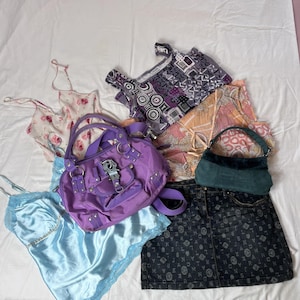 CAIXA SURPRESA VINTAGE Y2K | Pacote Surpresa Autêntico dos Anos 2000 | Produto Novo e Estética Início/Meio do Ano 2000 | Tamanho Ideal para Você!