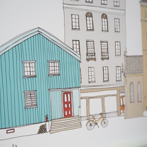 Pu&ograve; includere: Un'illustrazione disegnata a mano di una strada di citt&agrave; con una casa blu turchese, un edificio grigio con finestre e un edificio marrone con una torre con un orologio. L'illustrazione &egrave; in stile cartone animato.