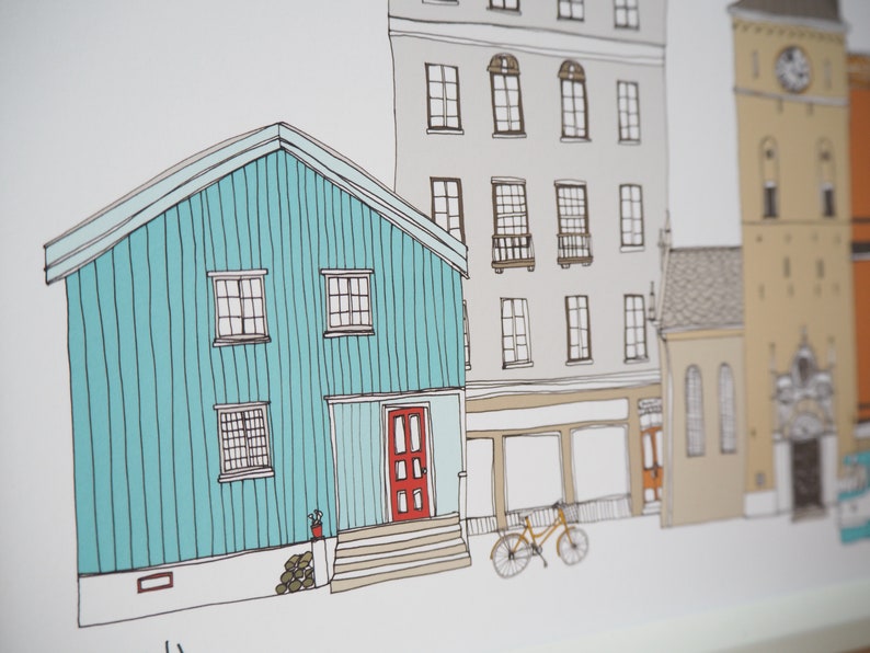 Pu&ograve; includere: Un'illustrazione disegnata a mano di una strada di citt&agrave; con una casa blu turchese, un edificio grigio con finestre e un edificio marrone con una torre con un orologio. L'illustrazione &egrave; in stile cartone animato.