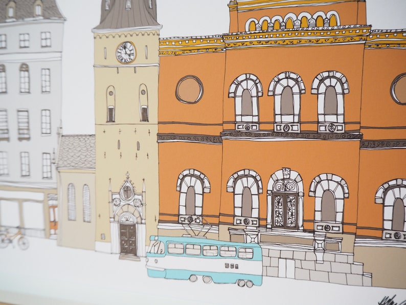 Pu&ograve; includere: Un'illustrazione colorata di una scena di strada cittadina con edifici, un tram e una torre dell'orologio. Gli edifici sono disegnati in stile cartone animato con colori arancio, giallo e marrone. Il tram &egrave; blu e bianco e ha una parte anteriore arrotondata. La torre dell'orologio &egrave; alta e ha un tetto a punta.