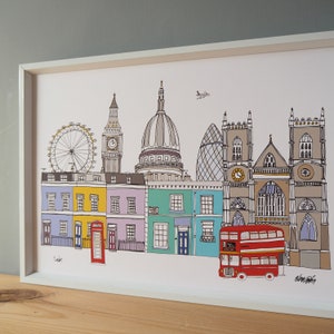 Puede incluir: Una ilustraci&oacute;n colorida de monumentos de Londres, incluyendo el Big Ben, el London Eye, la Catedral de San Pablo y un autob&uacute;s de dos pisos rojo. La ilustraci&oacute;n est&aacute; enmarcada en blanco.