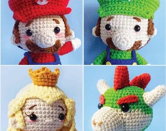 Pode incluir: Quatro figuras de crochê de personagens de uma popular série de videogames. Mario usa um chapéu vermelho com um "M" branco, Luigi tem um chapéu verde com um "L" branco, a Princesa Peach tem uma coroa de ouro e Bowser tem uma concha verde.