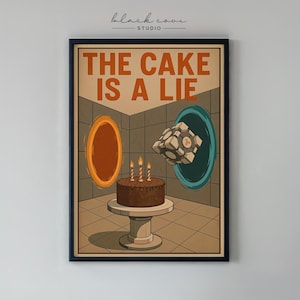 Op de afbeelding: Ingelijste poster met de tekst "THE CAKE IS A LIE" boven een chocoladetaart met drie brandende kaarsen. De afbeelding heeft een portaalthema, met oranje en teal portalen en een kubus.