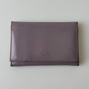 Cartera vintage Prada de esmalte morado y lila de los años 90