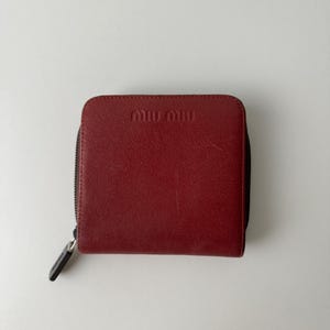 Cartera plegable de piel roja Miu Miu de los años 90