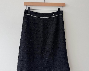 Vintage Courrèges rok, zwart met zilverkleurig logo, maat S