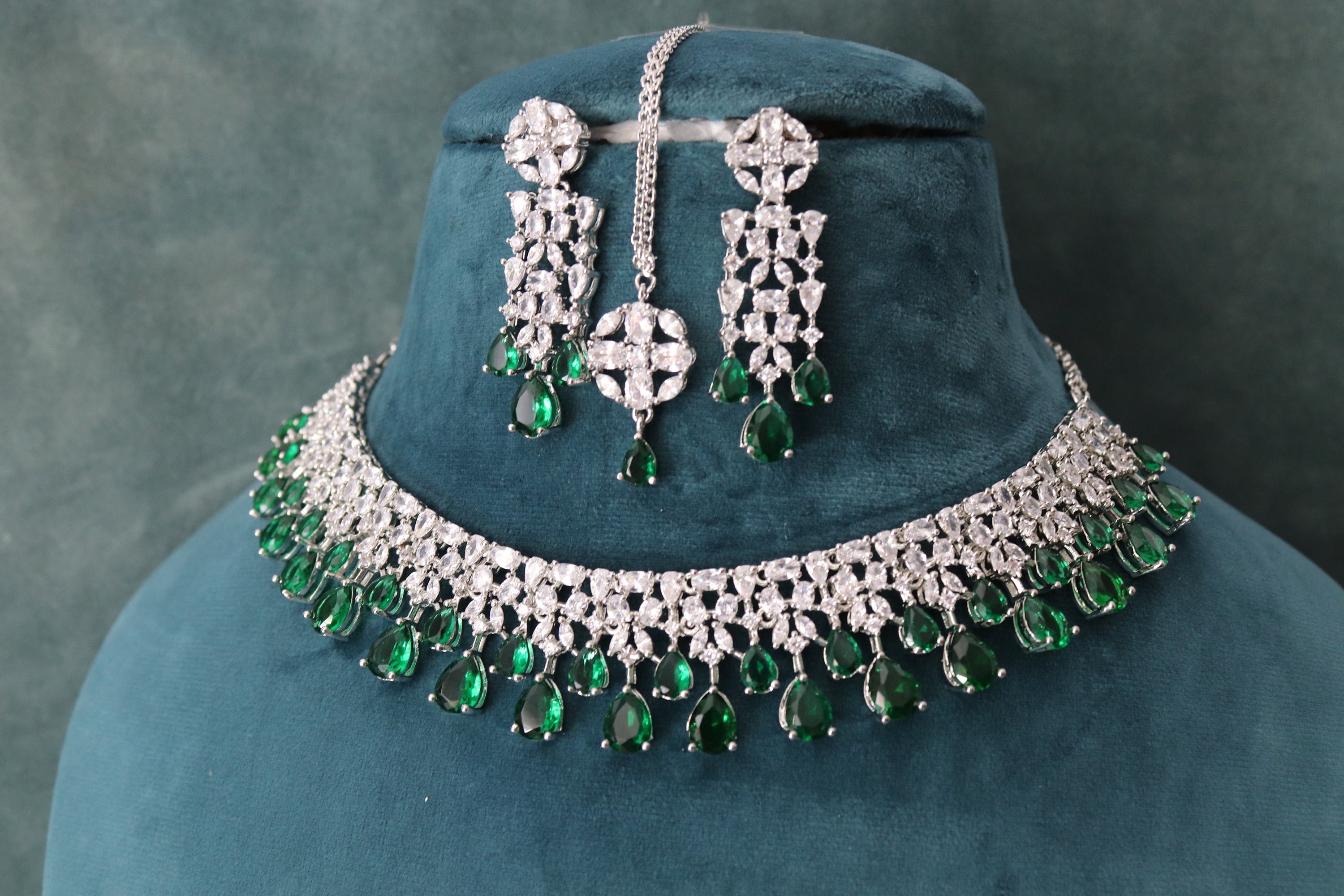 Set di collane con zirconi cubici verde smeraldo: gioielli indiani di Bollywood