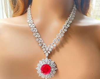 Collar con colgante de circonita rosa rubí: joyería india de Bollywood