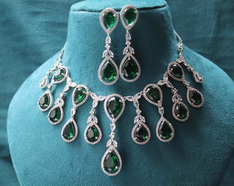 Conjunto de colar com zircônia cúbica verde esmeralda: joias indianas com diamantes americanos