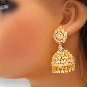 Vergoldete CZ Jhumka Ohrringe: Indischer Kronleuchter Schmuck