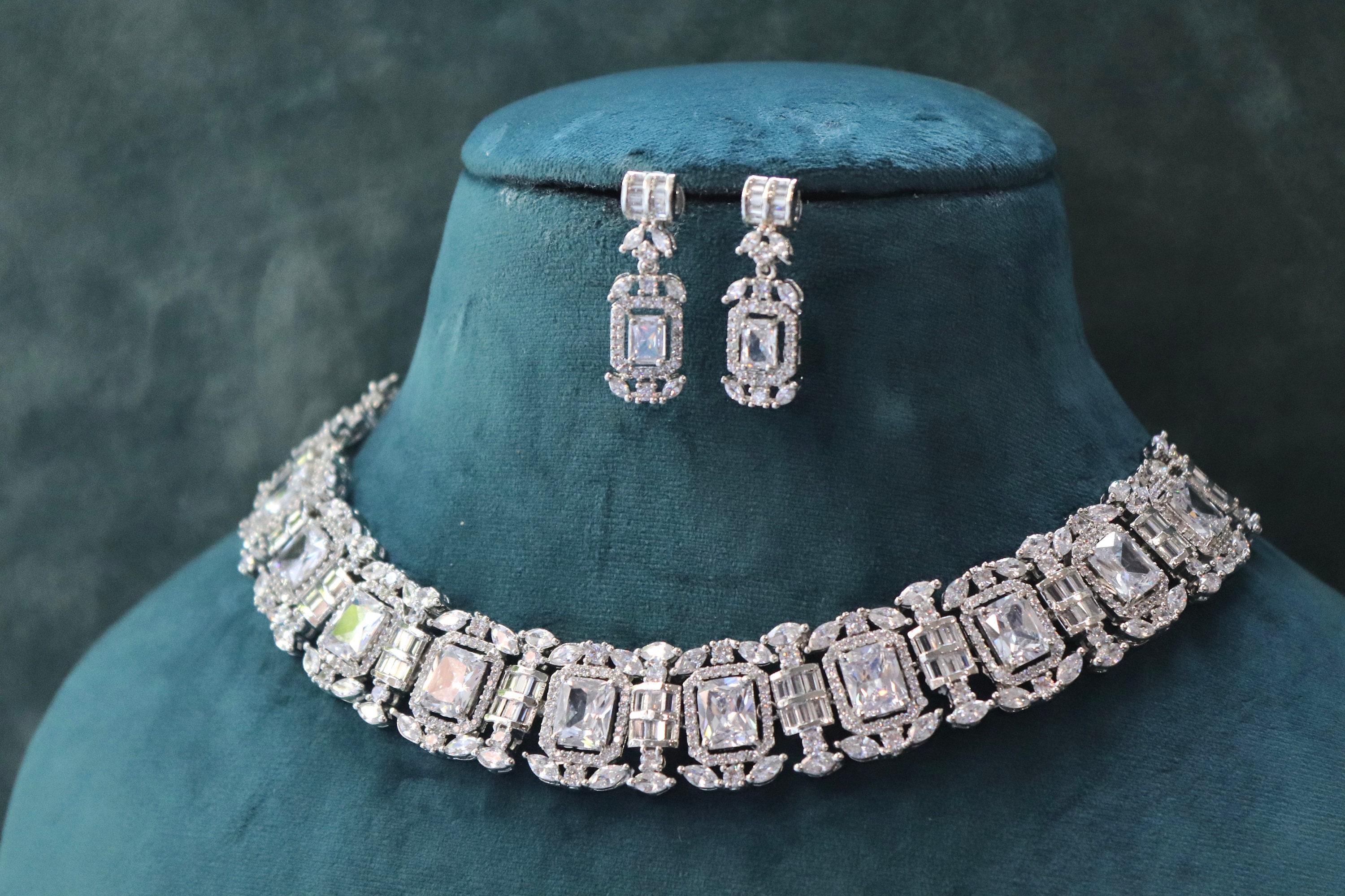 Heavy diamond necklace deals