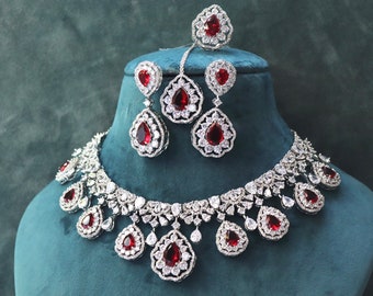 Rode chokerketting met zirkonia: Indiase diamanten sieraden