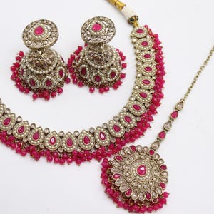 Simi Hot Pink Rubinpärlor Indiskt Bröllopssmyckeset: Choker, Örhängen & Tikka