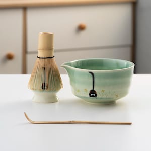 Handgeschilderde zwarte kat met lange staart met bamboegarde en houder voor matcha met kleurverloop, groen (450 ml)